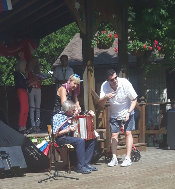 39344128_283336518917844_57973618885263360_n