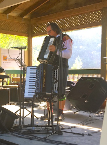 Danny Sustar Accordionist for Plesati
