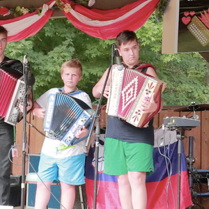 Showcasers Slovenski Fantje Performing